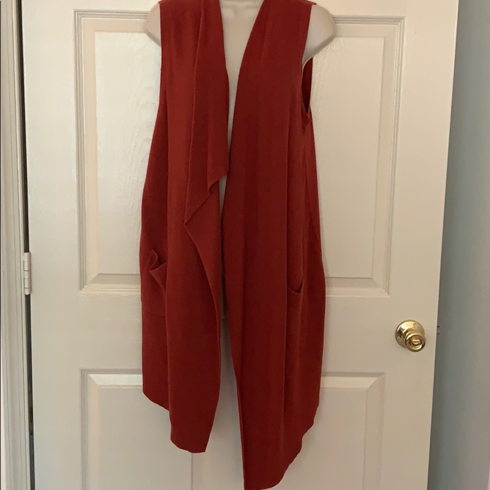 Sleeveless knitted cardigan
